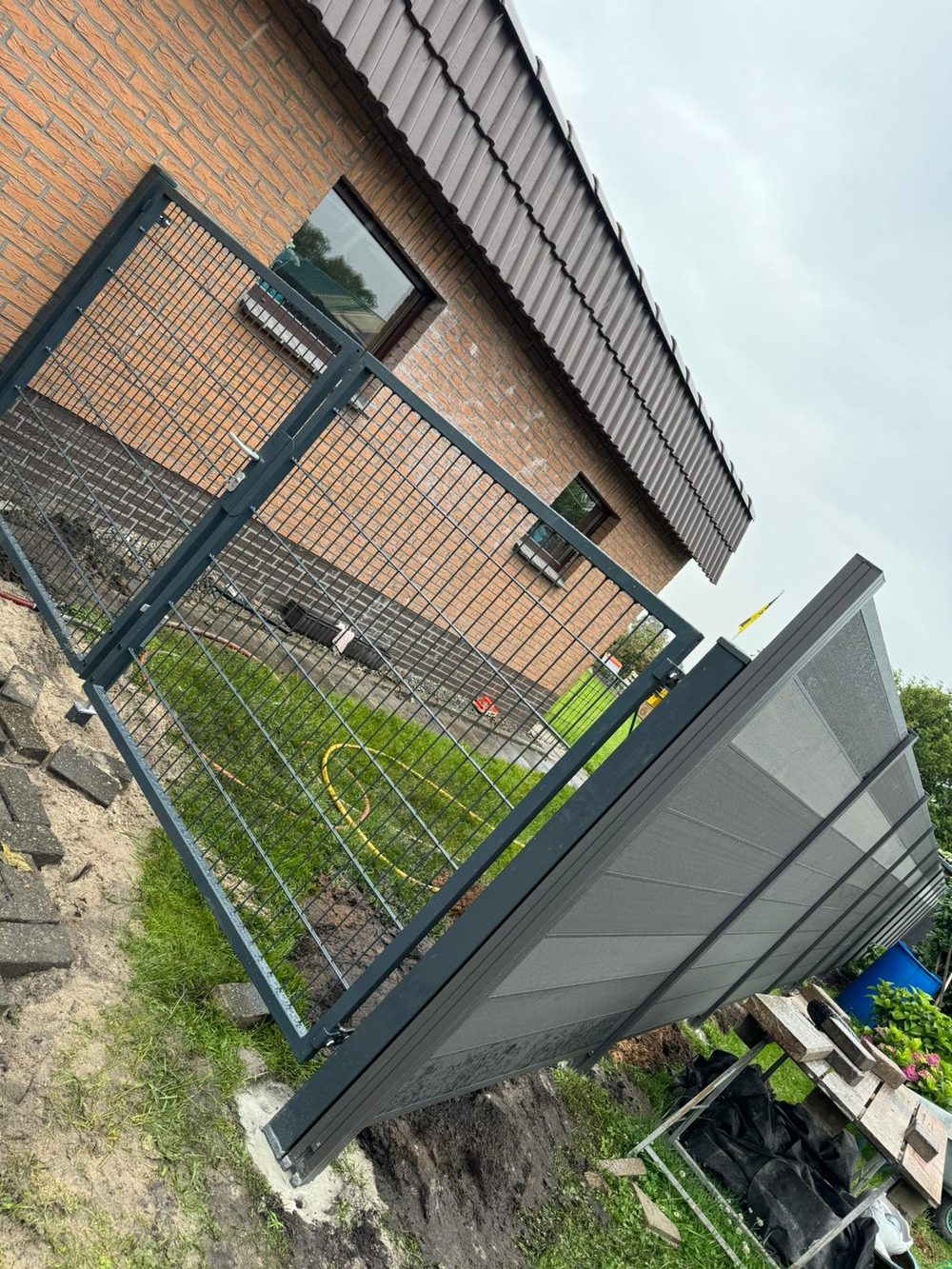 Doppelstabmattenzaun + WPC-Sichtschutzzaun in Barßel &ndash; Zaunonkel GmbH