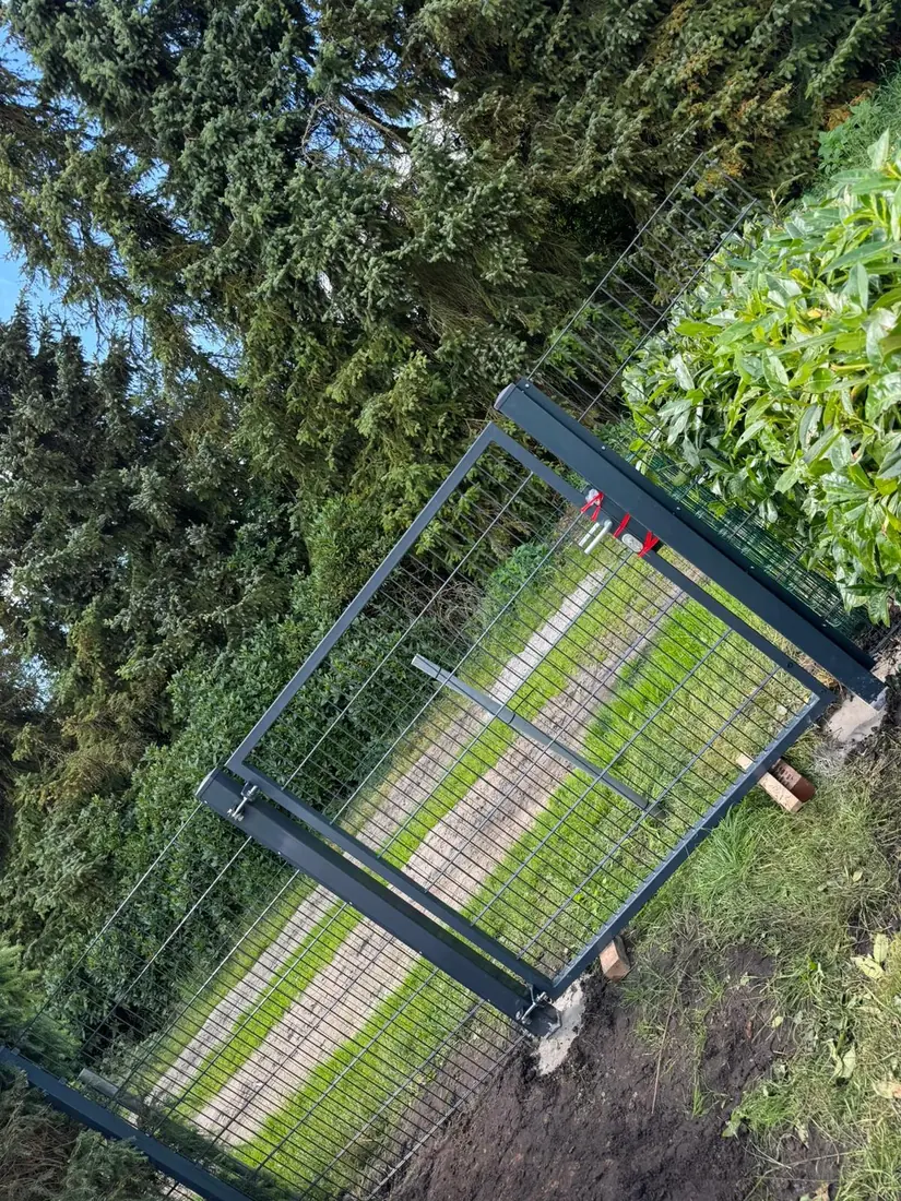 Doppelstabmattenzaun + WPC-Sichtschutzzaun in Barßel – Montage durch Zaunonkel
