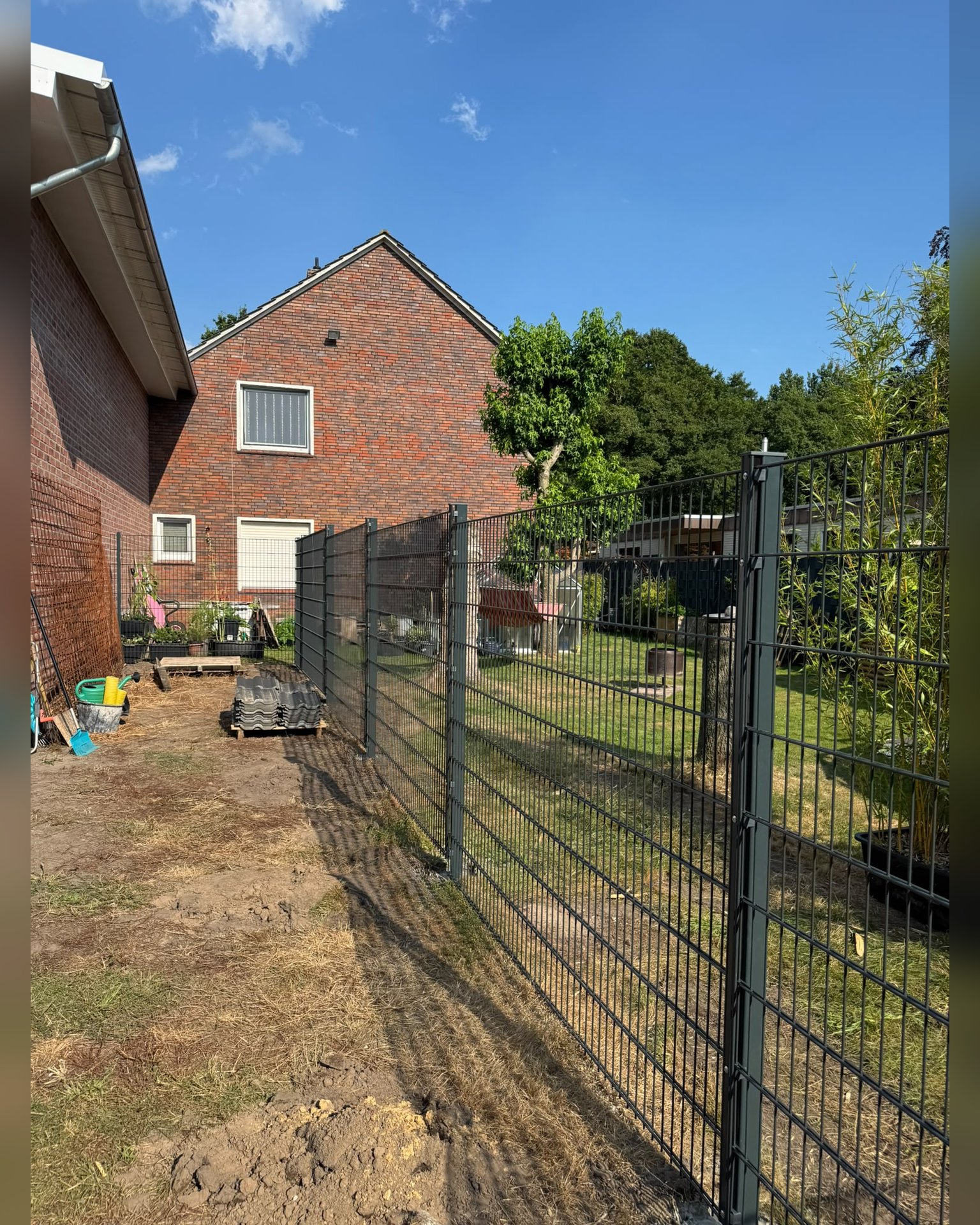 Doppelstabmattenzaun in Collinghorst (Rhauderfehn) – Montage durch Zaunonkel