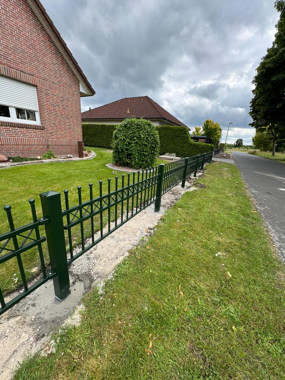 Maßgefertigter Design- und Frontzaun Modell Jantar in Klostermoor &ndash; Zaunonkel GmbH