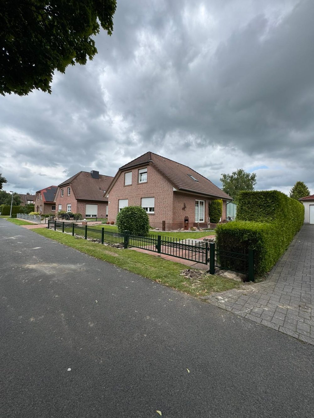 Maßgefertigter Design- und Frontzaun Modell Jantar in Klostermoor &ndash; Zaunonkel GmbH