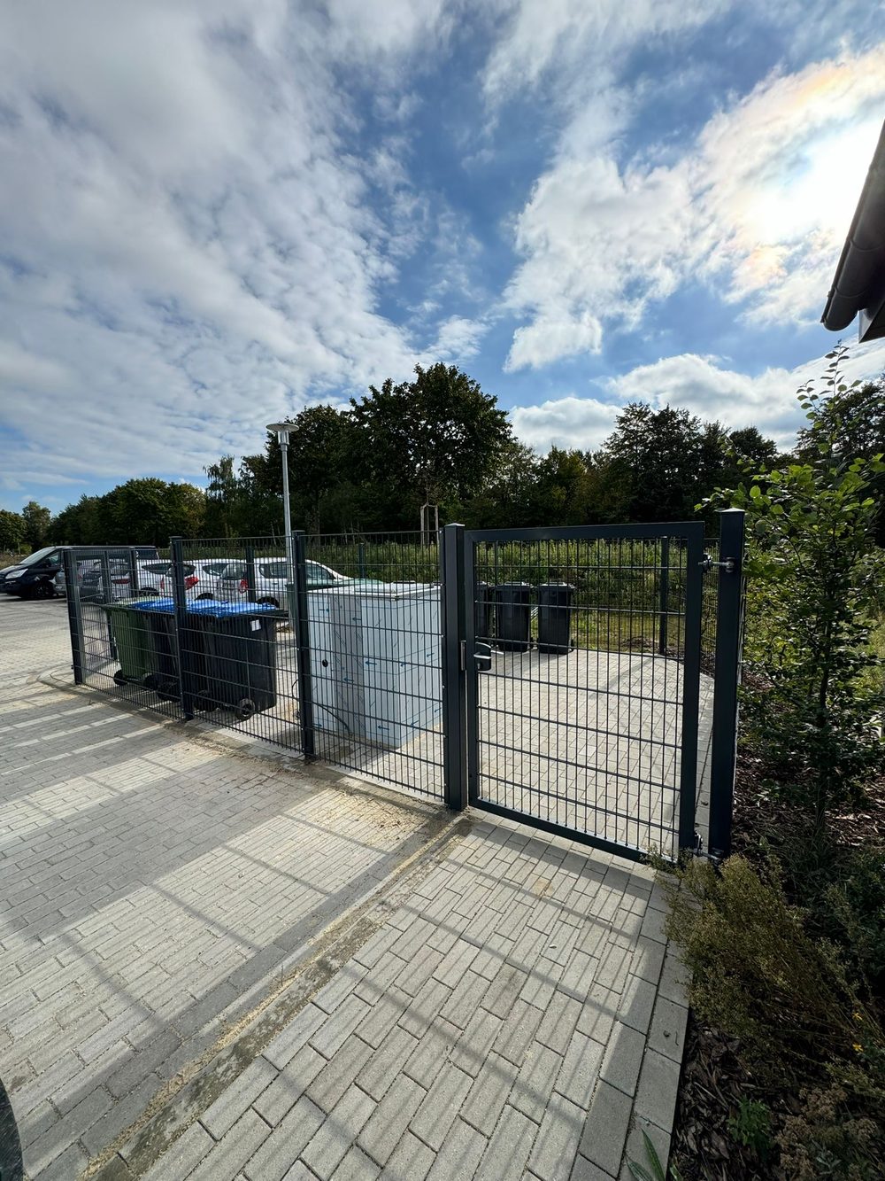Doppelstabmattenzaun 8/6/8 in Müllumhausung &ndash; Zaunonkel GmbH