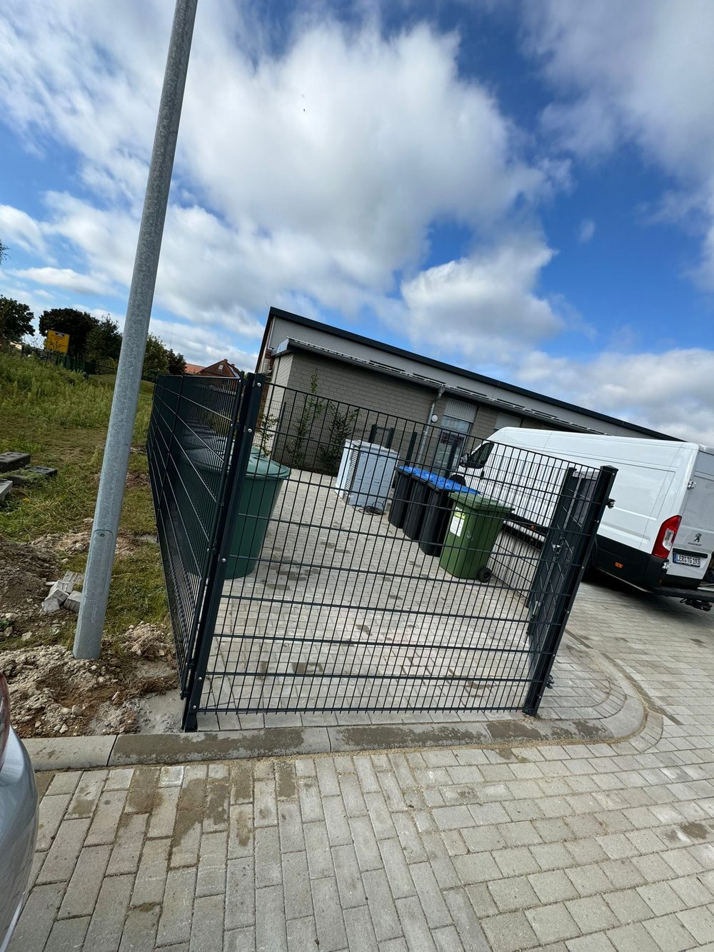 Doppelstabmattenzaun 8/6/8 in Müllumhausung &ndash; Zaunonkel GmbH