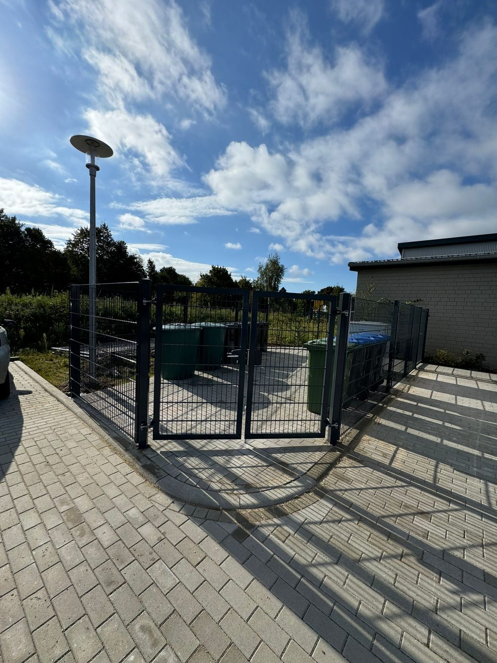 Doppelstabmattenzaun 8/6/8 in Müllumhausung &ndash; Zaunonkel GmbH
