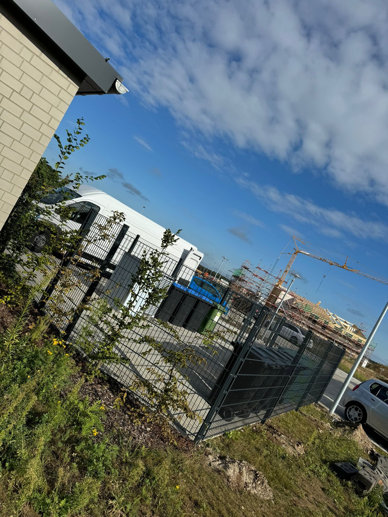 Doppelstabmattenzaun 8/6/8 in Müllumhausung &ndash; Zaunonkel GmbH