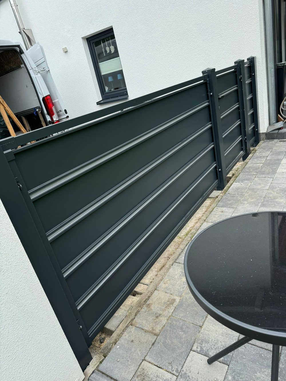 Maßgefertigter Design- und Frontzaun Modell Trawertyn in Oldenburg &ndash; Zaunonkel GmbH