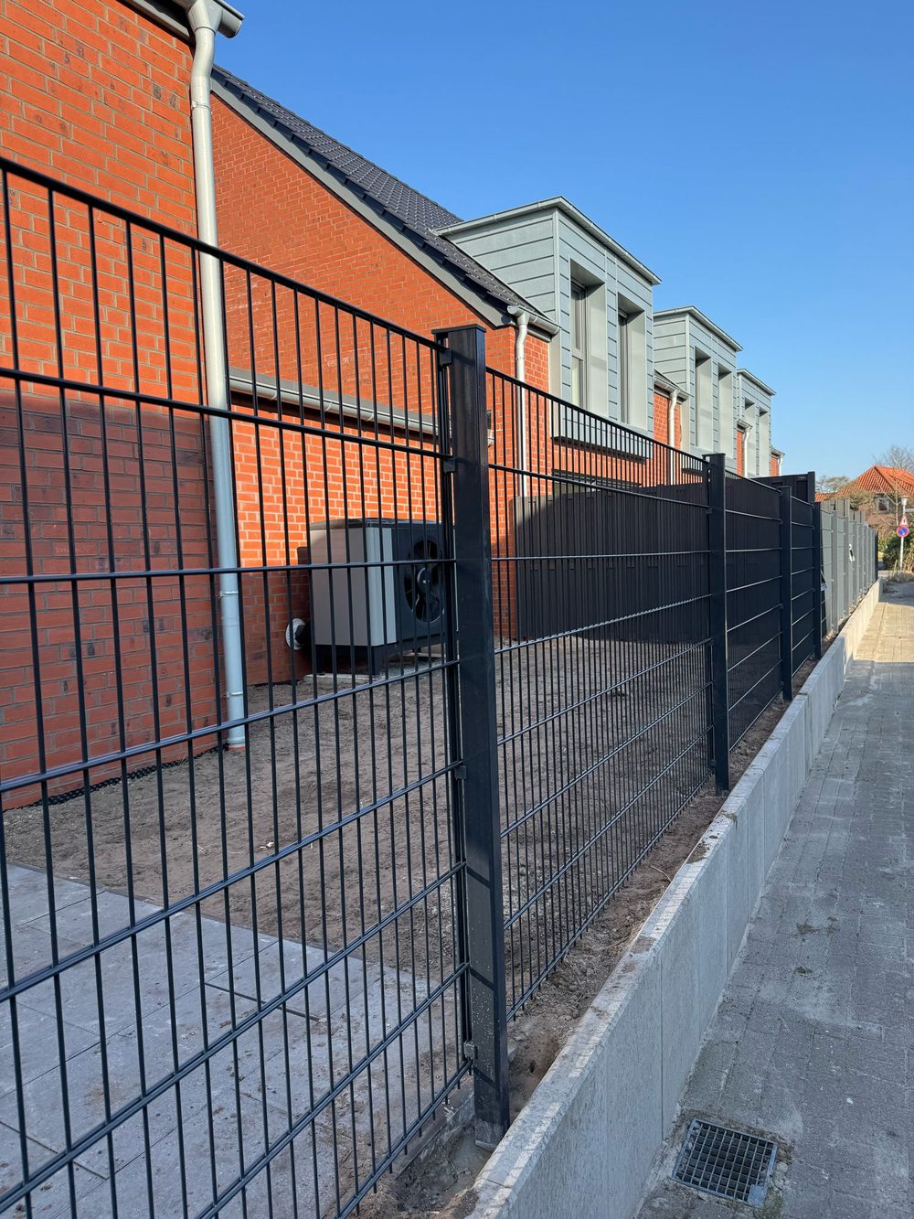 Doppelstabmattenzaun + WPC-Sichtschutzzaun in Oldenburg &ndash; Zaunonkel GmbH