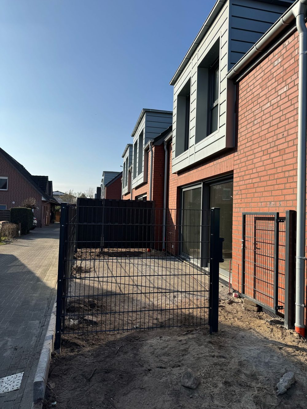 Doppelstabmattenzaun + WPC-Sichtschutzzaun in Oldenburg &ndash; Zaunonkel GmbH