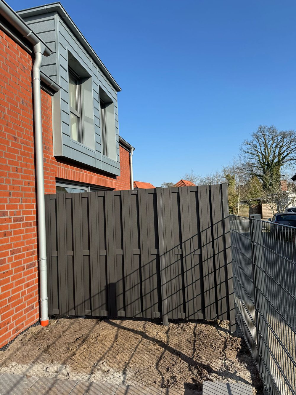Doppelstabmattenzaun + WPC-Sichtschutzzaun in Oldenburg &ndash; Zaunonkel GmbH