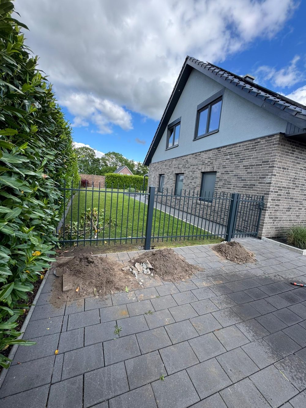 Maßgefertigter Design- und Frontzaun Modell Agat in Ostrhauderfehn &ndash; Zaunonkel GmbH