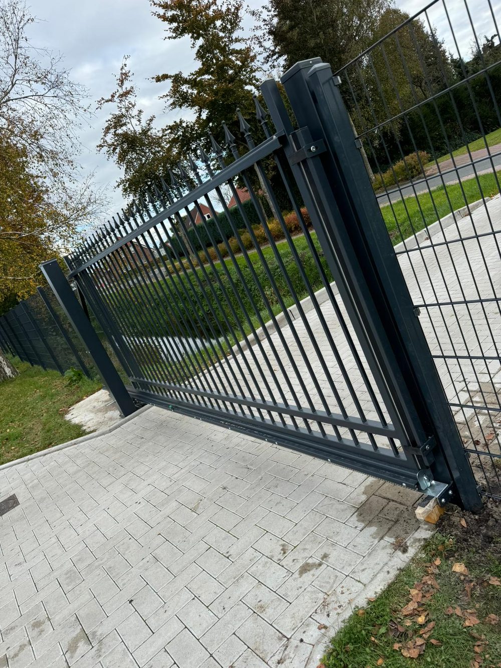 Maßgefertigter Design- und Frontzaun Modell Agat in Ostrhauderfehn &ndash; Zaunonkel GmbH