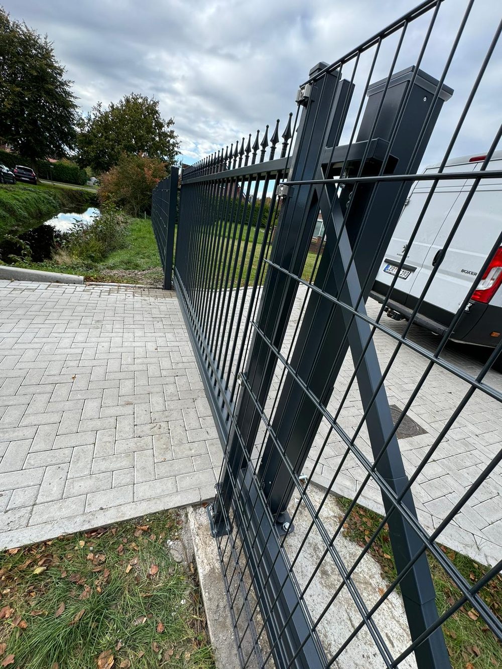 Maßgefertigter Design- und Frontzaun Modell Agat in Ostrhauderfehn &ndash; Zaunonkel GmbH