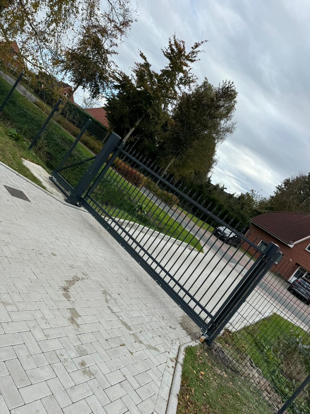 Maßgefertigter Design- und Frontzaun Modell Agat in Ostrhauderfehn &ndash; Zaunonkel GmbH
