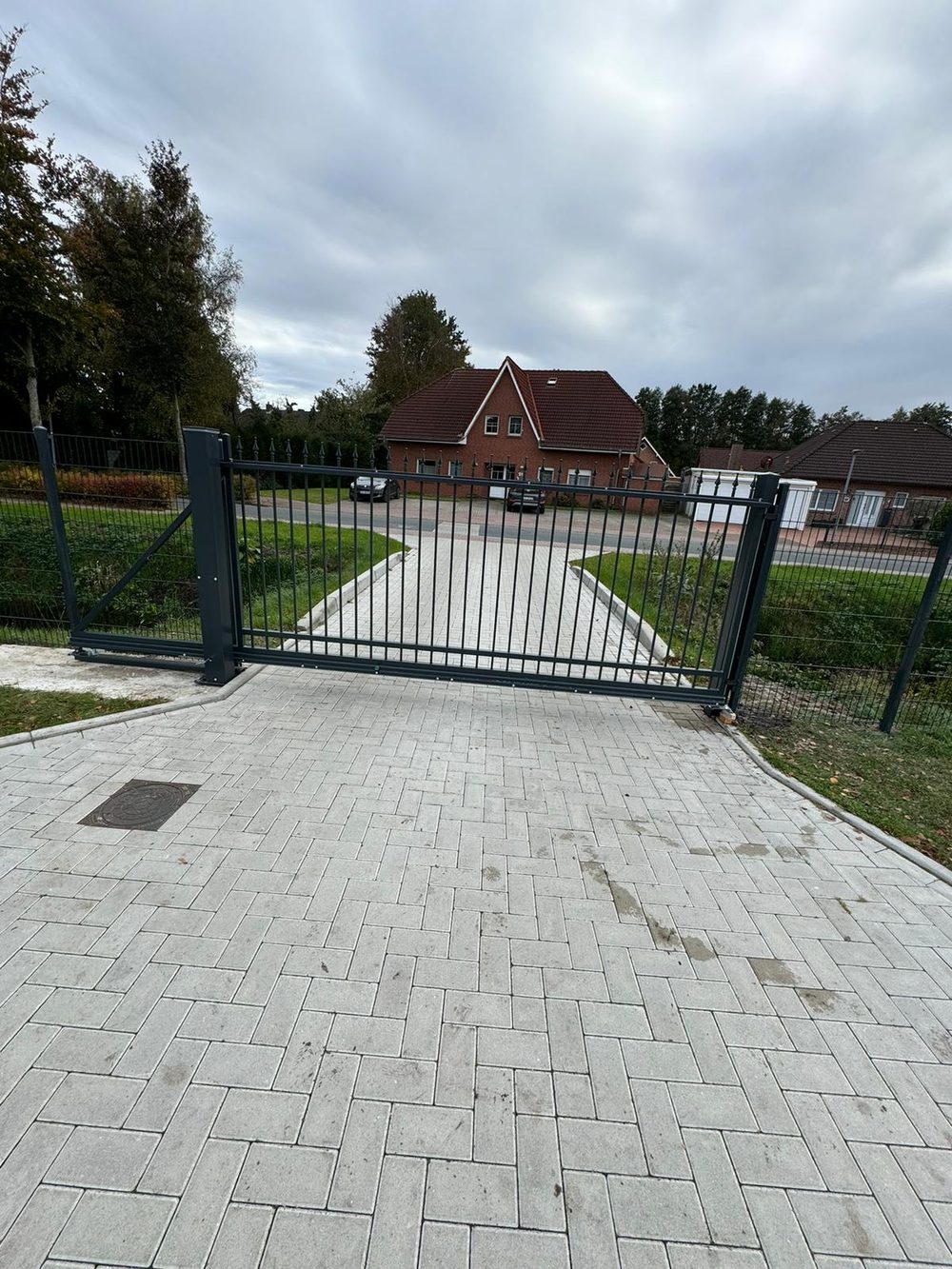 Maßgefertigter Design- und Frontzaun Modell Agat in Ostrhauderfehn &ndash; Zaunonkel GmbH