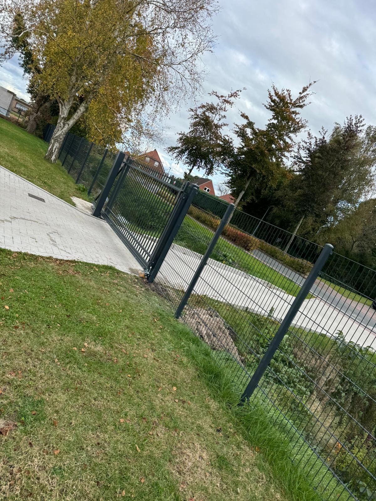 Maßgefertigter Design- und Frontzaun Modell Agat in Ostrhauderfehn &ndash; Zaunonkel GmbH
