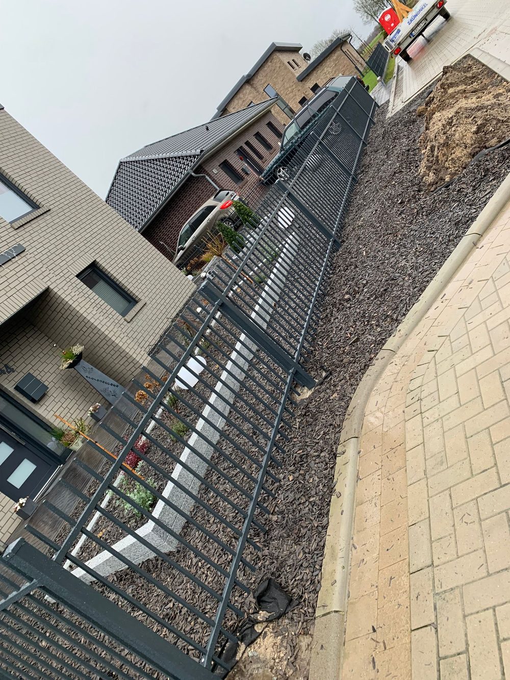 Maßgefertigter Design- und Frontzaun Modell Agat in Ramsloh &ndash; Zaunonkel GmbH