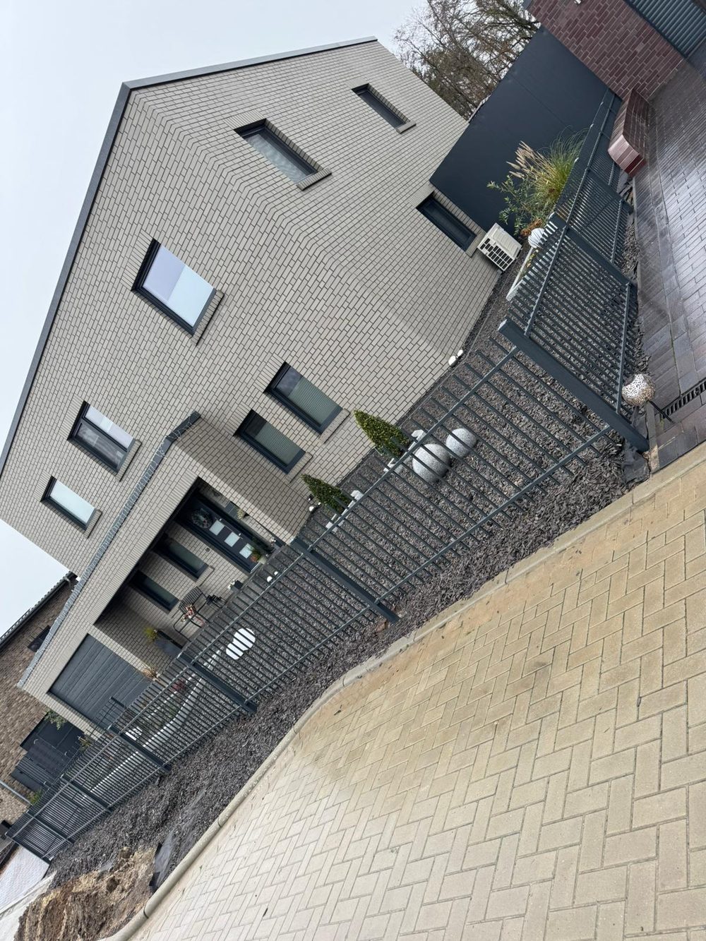 Maßgefertigter Design- und Frontzaun Modell Agat in Ramsloh &ndash; Zaunonkel GmbH