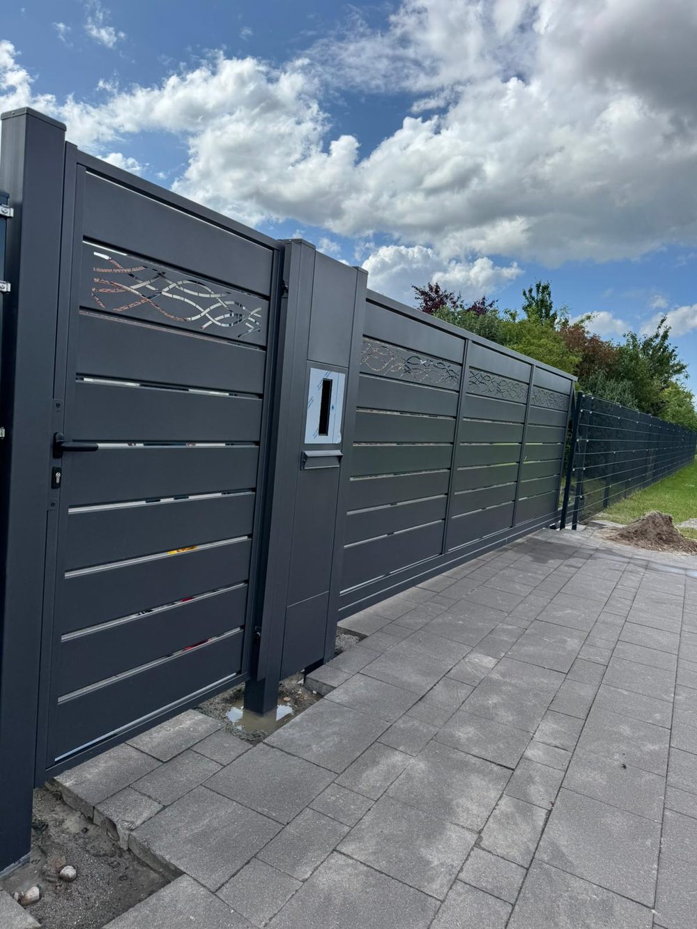 Maßgefertigter Design- und Frontzaun Modell Trawertyn in Rhauderfehn &ndash; Zaunonkel GmbH