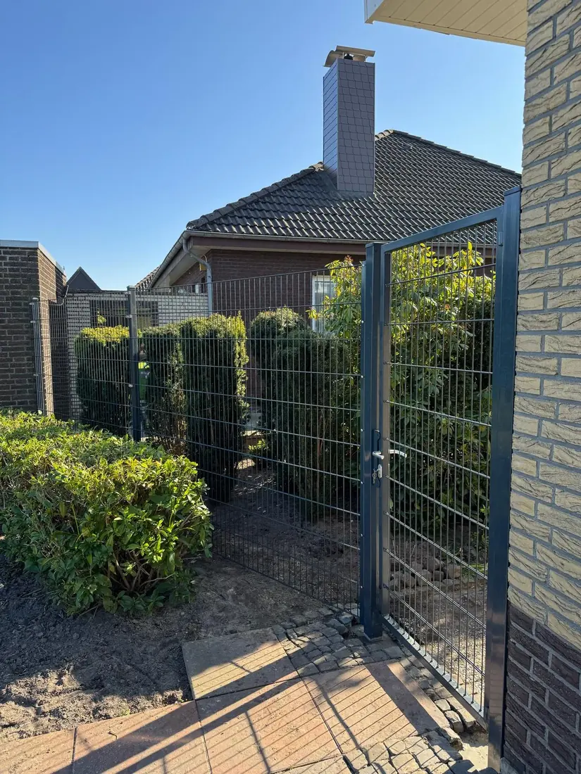 Doppelstabmattenzaun in Rhauderfehn – Montage durch Zaunonkel