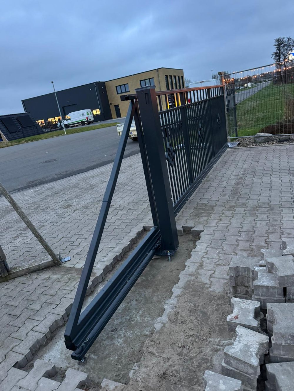 Maßgefertigter Design- und Frontzaun Modell Jaspis in Westerstede &ndash; Zaunonkel GmbH