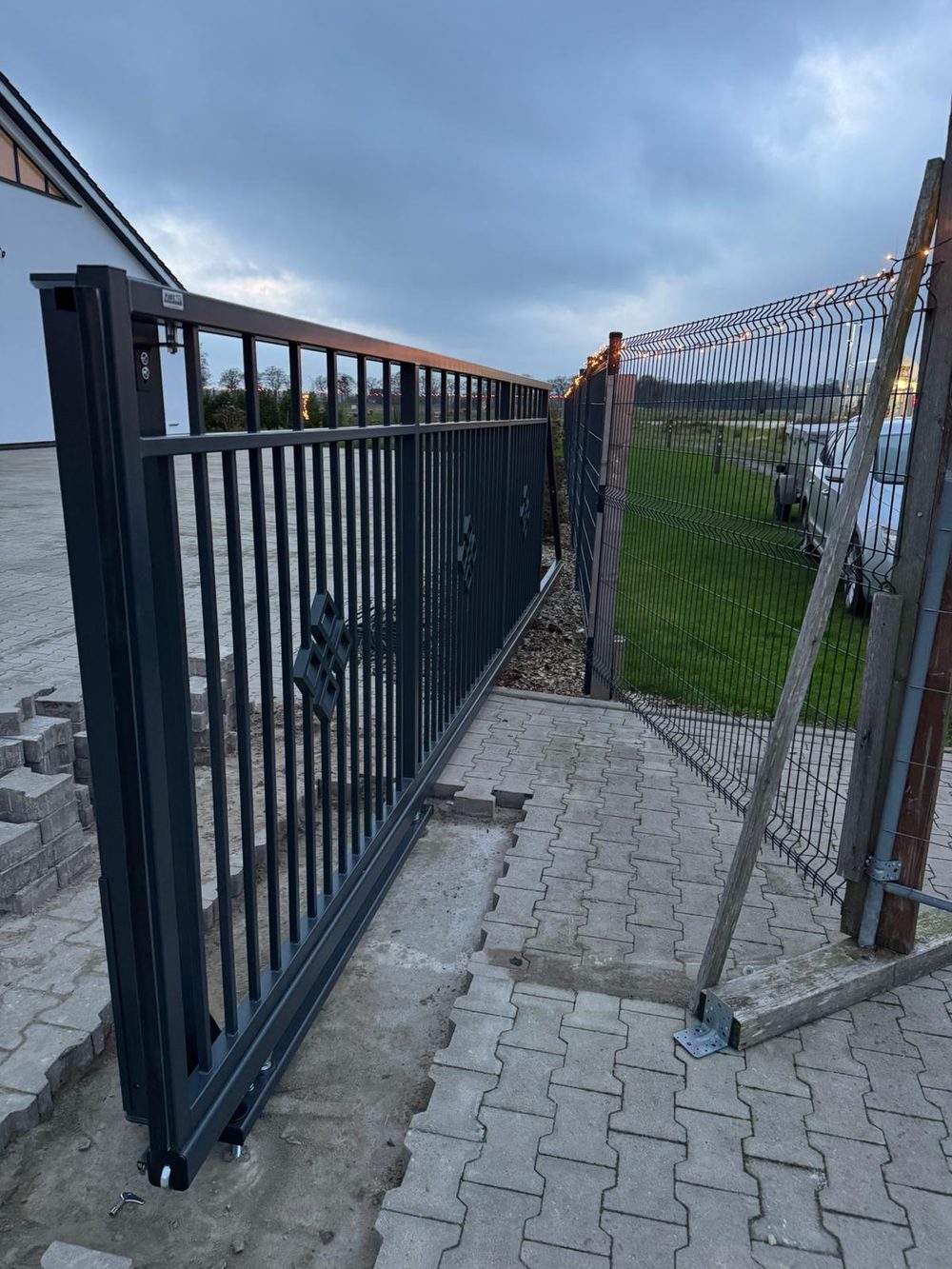Maßgefertigter Design- und Frontzaun Modell Jaspis in Westerstede &ndash; Zaunonkel GmbH
