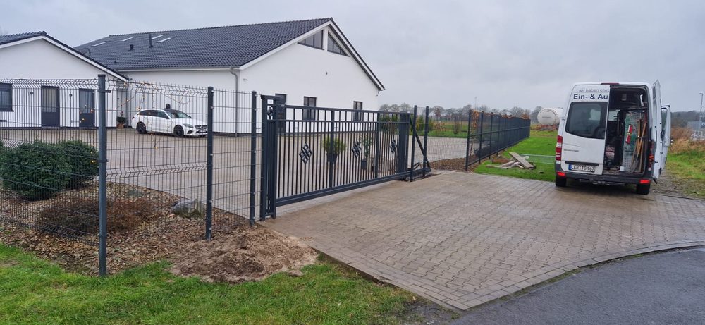 Maßgefertigter Design- und Frontzaun Modell Jaspis in Westerstede &ndash; Zaunonkel GmbH