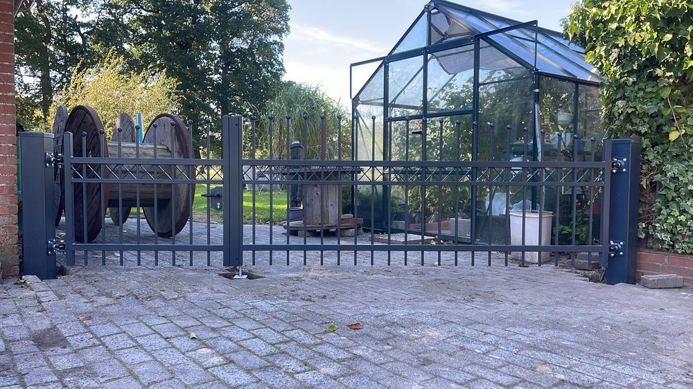 Maßgefertigter Design- und Frontzaun Modell Jantar in Westoverledingen &ndash; Zaunonkel GmbH